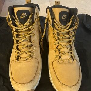 Men’s size 10 Nike Manoa tan leather boots featured in Drake Hotline Bling Video